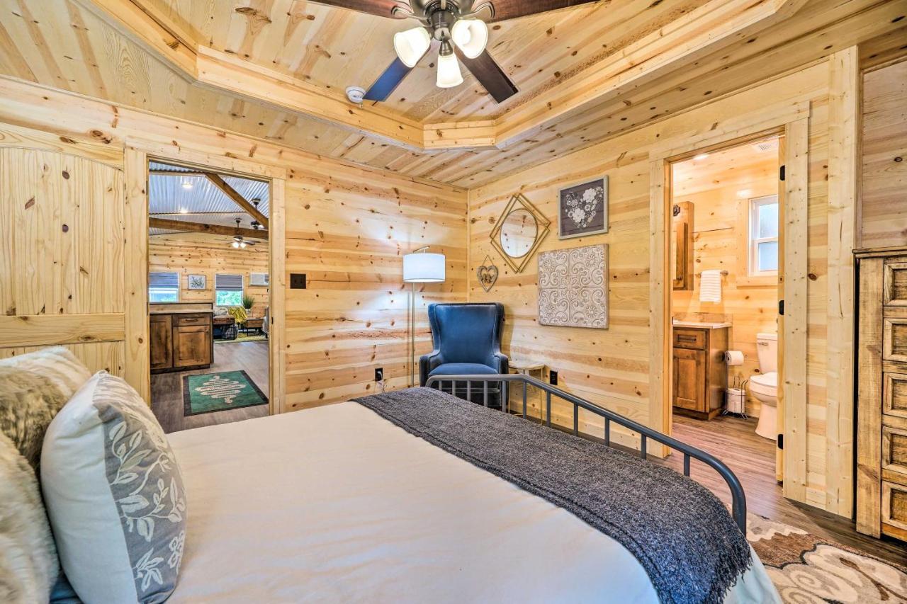Stylish Cabin By Beavers Bend Hot Tub And Fire Pit Брокен-Боу Екстер'єр фото