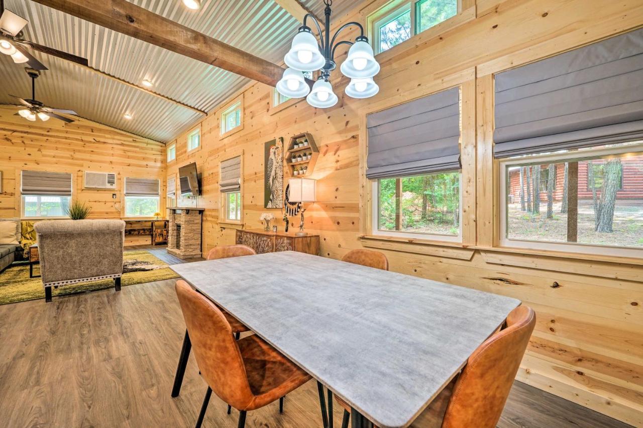 Stylish Cabin By Beavers Bend Hot Tub And Fire Pit Брокен-Боу Екстер'єр фото