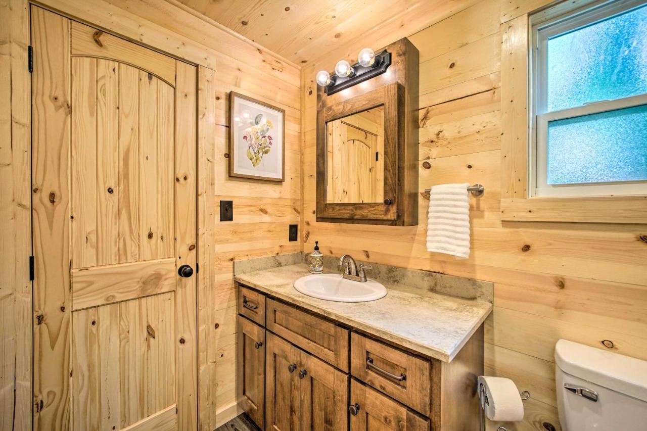 Stylish Cabin By Beavers Bend Hot Tub And Fire Pit Брокен-Боу Екстер'єр фото