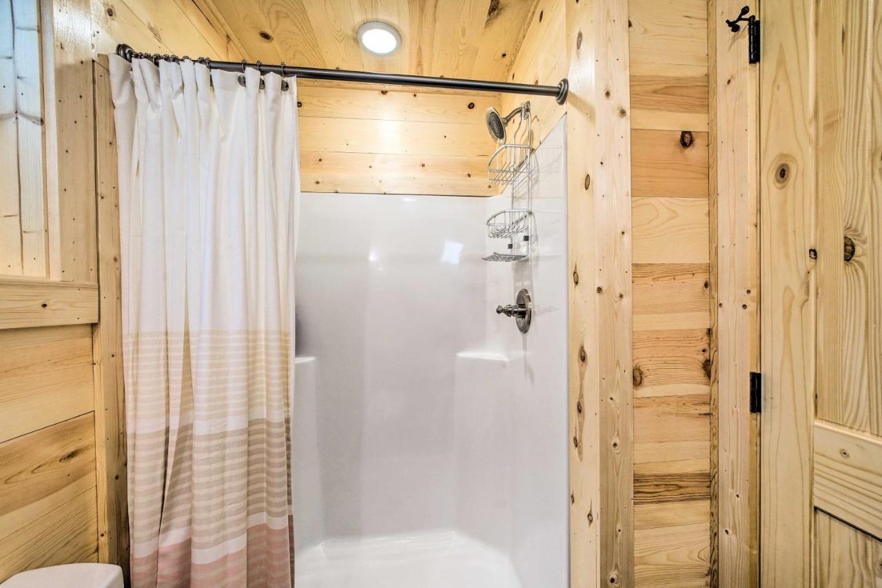 Stylish Cabin By Beavers Bend Hot Tub And Fire Pit Брокен-Боу Екстер'єр фото