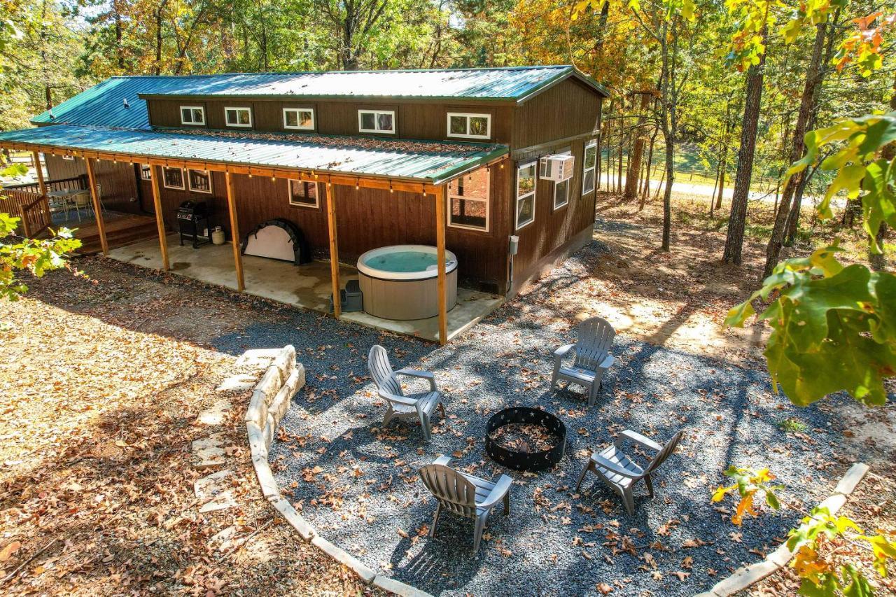 Stylish Cabin By Beavers Bend Hot Tub And Fire Pit Брокен-Боу Екстер'єр фото