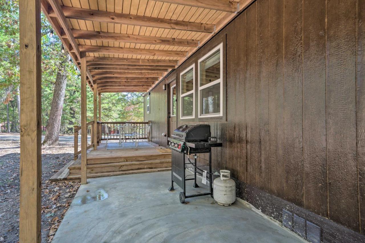 Stylish Cabin By Beavers Bend Hot Tub And Fire Pit Брокен-Боу Екстер'єр фото